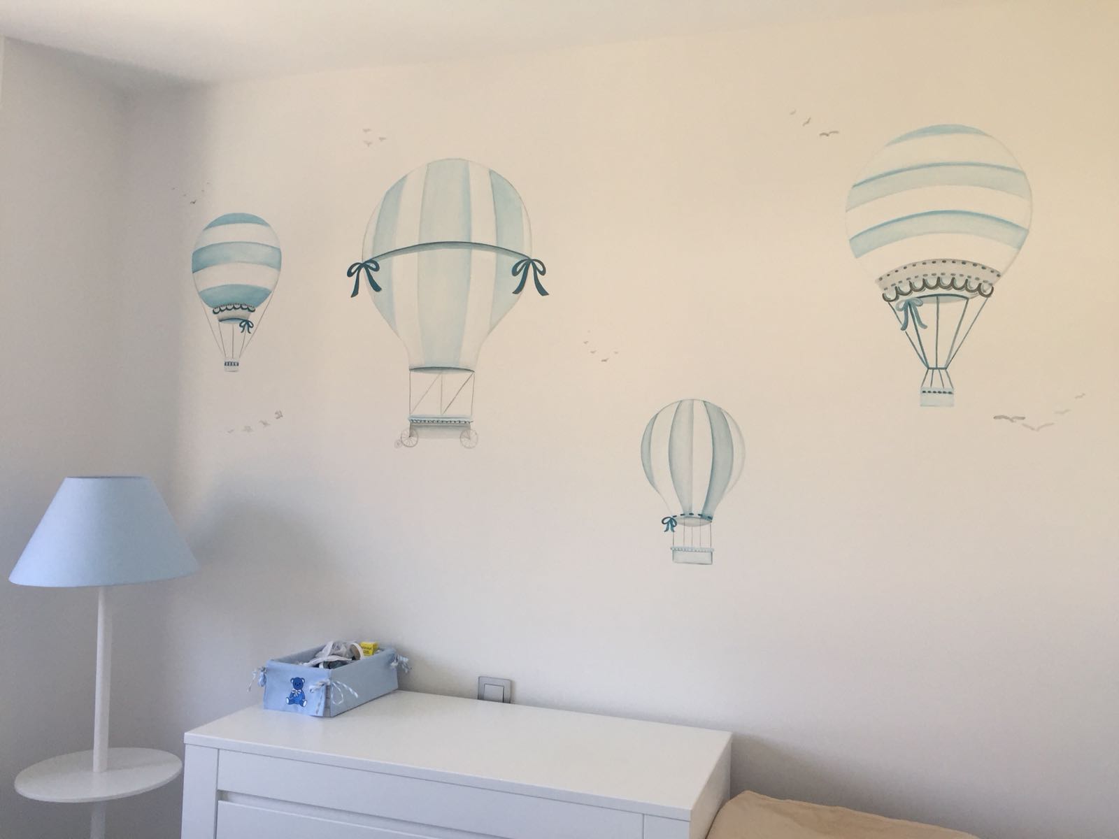 pared con globos aerostaticos en tonos grises y azules