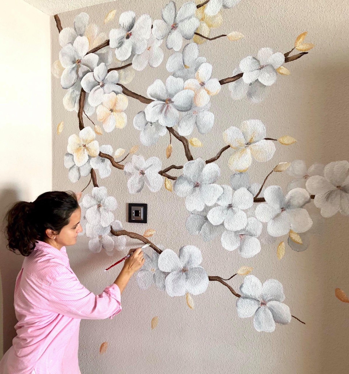 pared de gotele decorada con flores pintadas