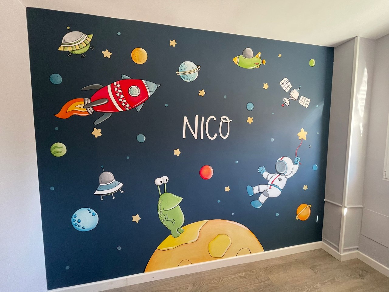 mural astronautras infantil