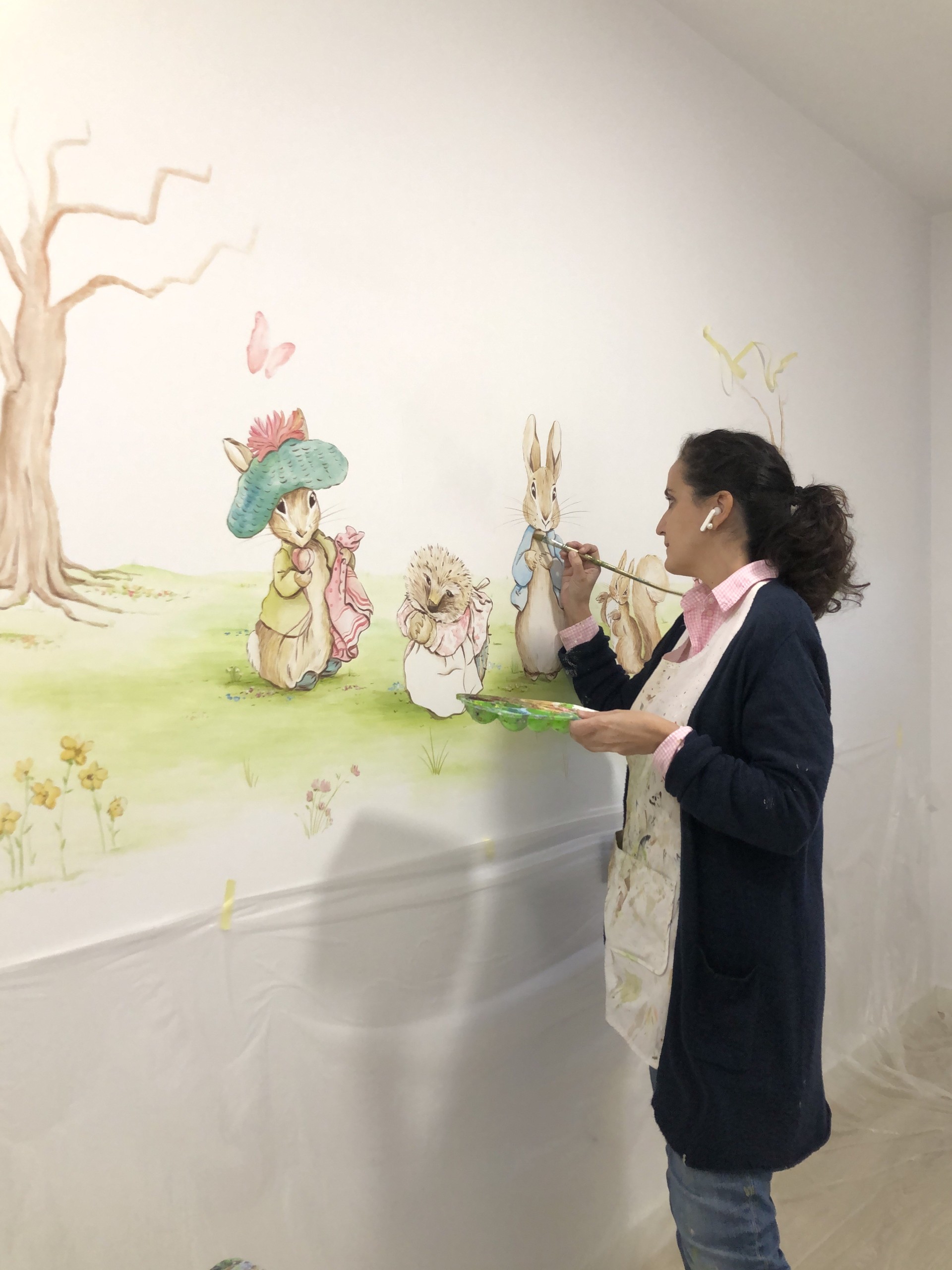 dibujo pintado en pared de peter rabbit y sus amigos los famosos personajes de cuento