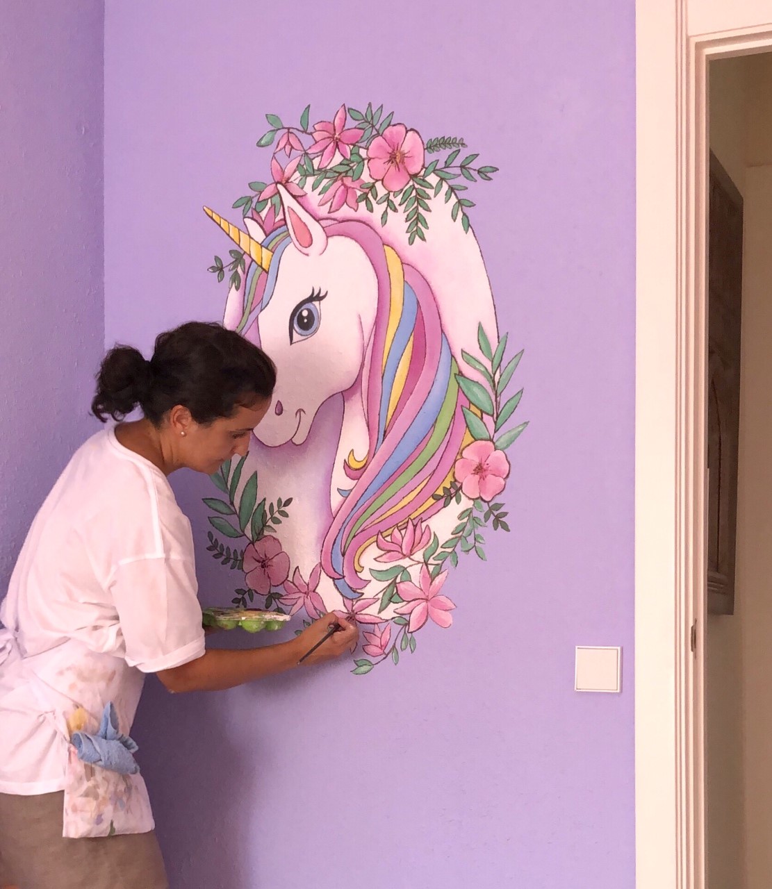 unicornio pintado sobre pared de gotele