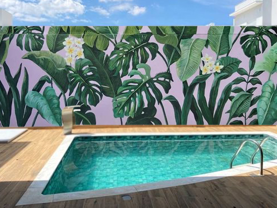 muro de piscina decorado con flores y hojas