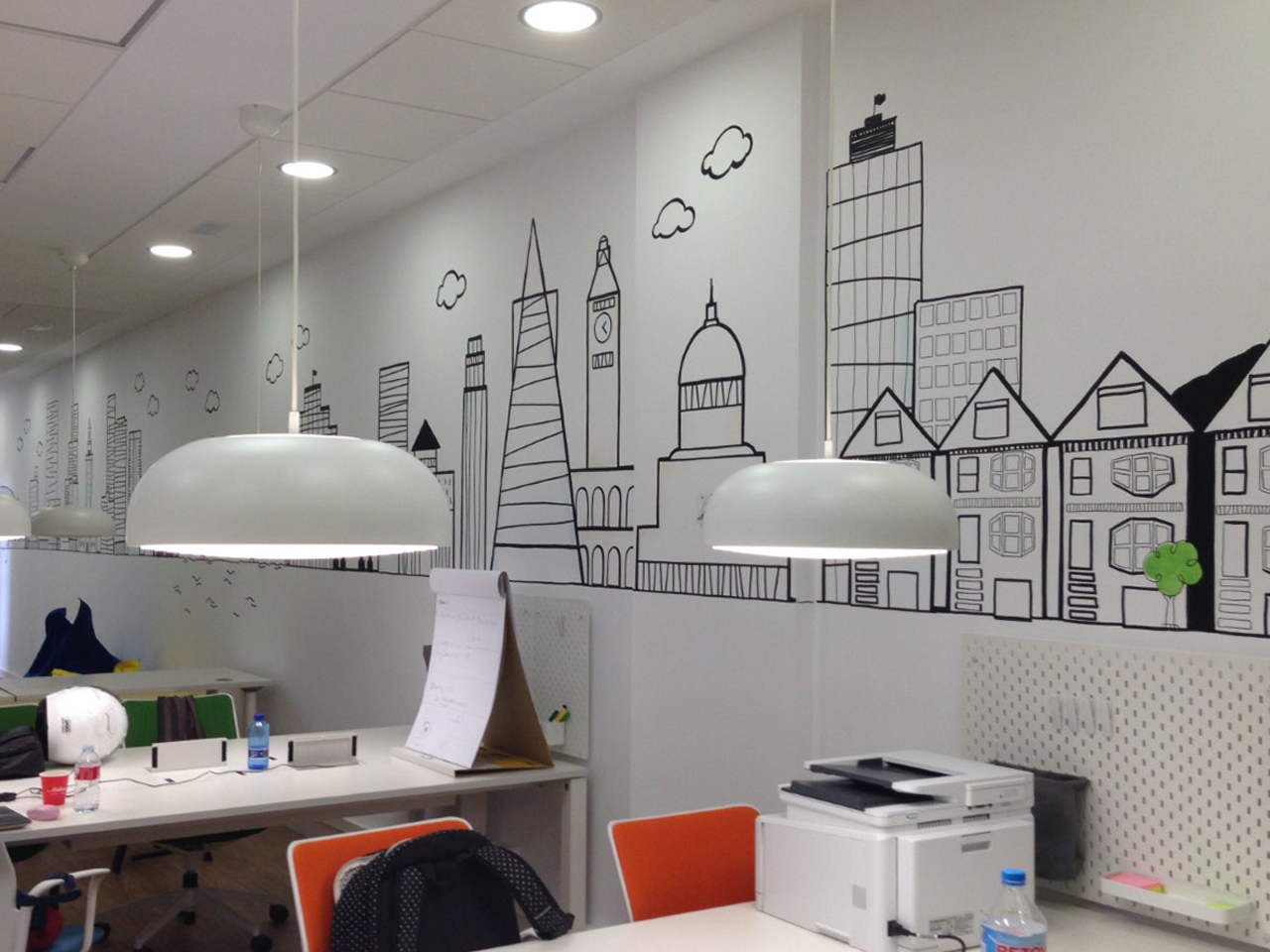 skyline de ciudades pintado en pared muy grande de oficina