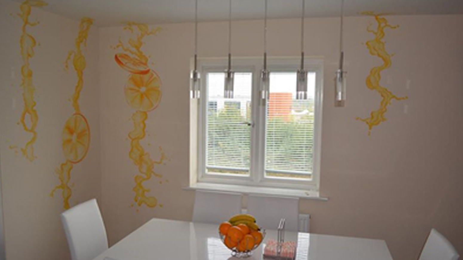 cocina pintada con naranjas en la pared