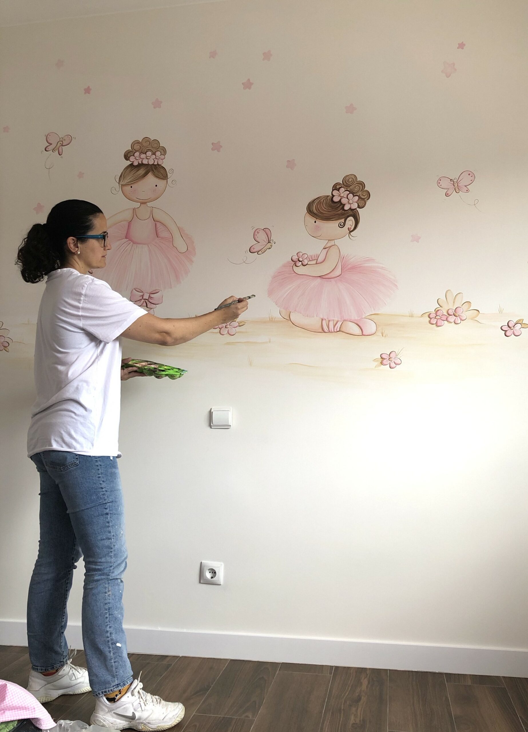 murales de bailarinas pintados en paredes