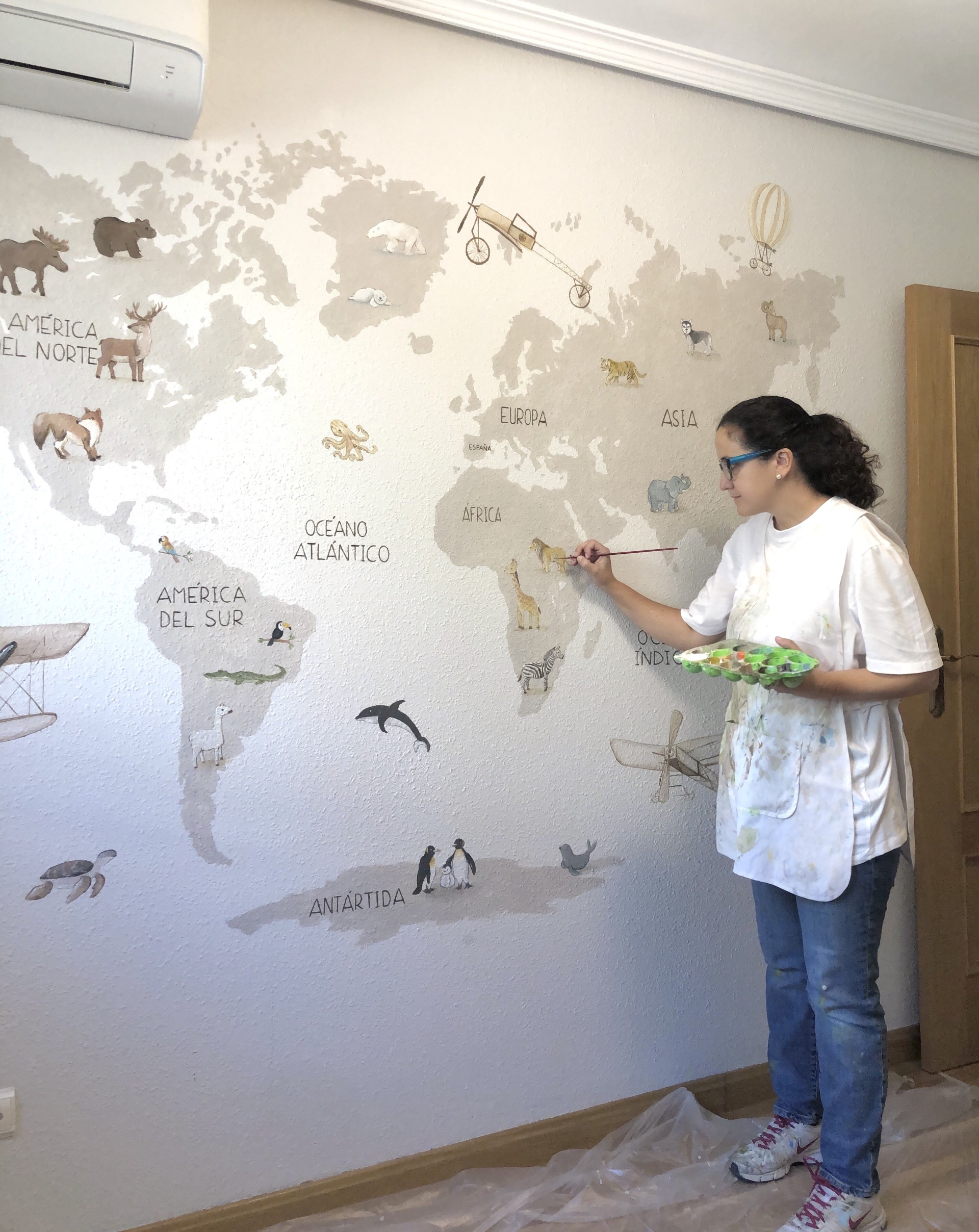 mapamundi pintado en pared de gotele