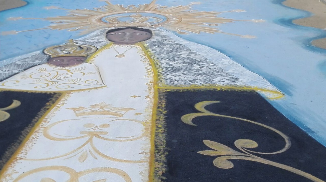 pintura de suelos para fiestas patronales en un pueblo de cuenca