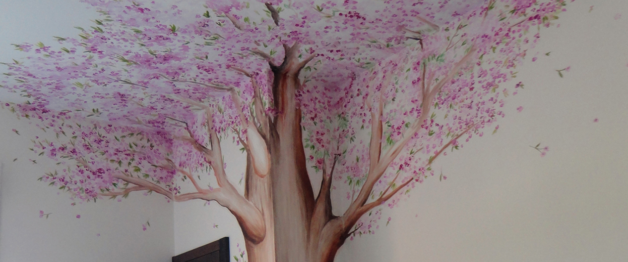 murales de arboles pintados a mano en paredes de habitaciones infantiles