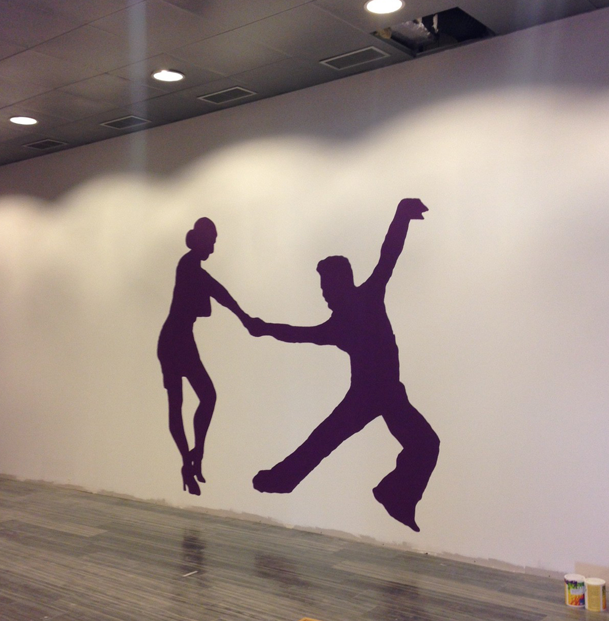 figuras de bailarines en la pared de una escuela de baile en leganes