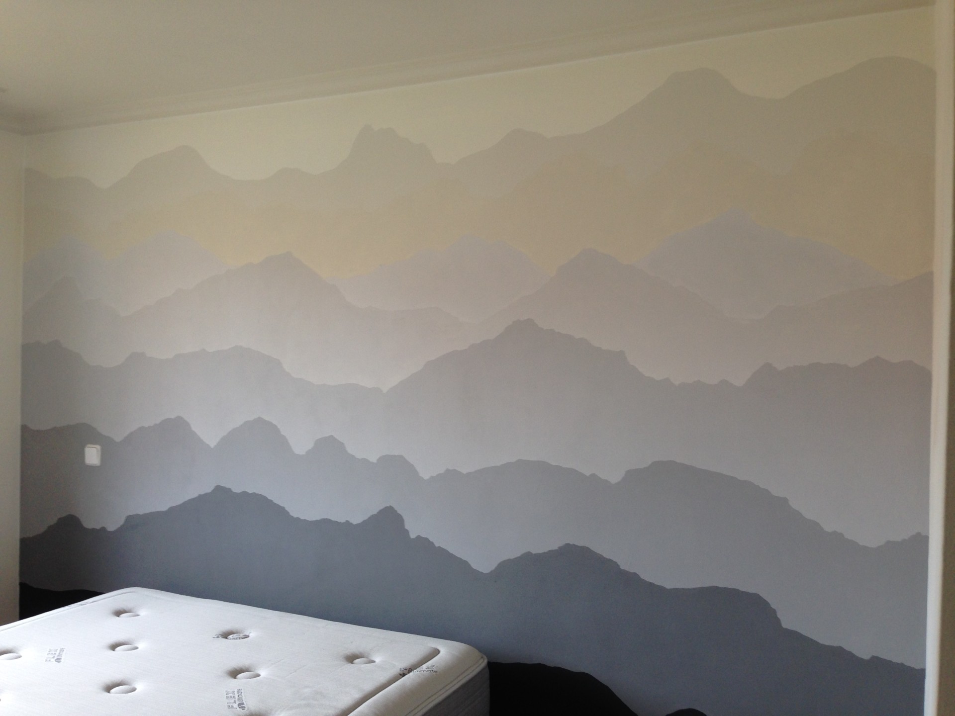 arte en pared de montañas pintadas