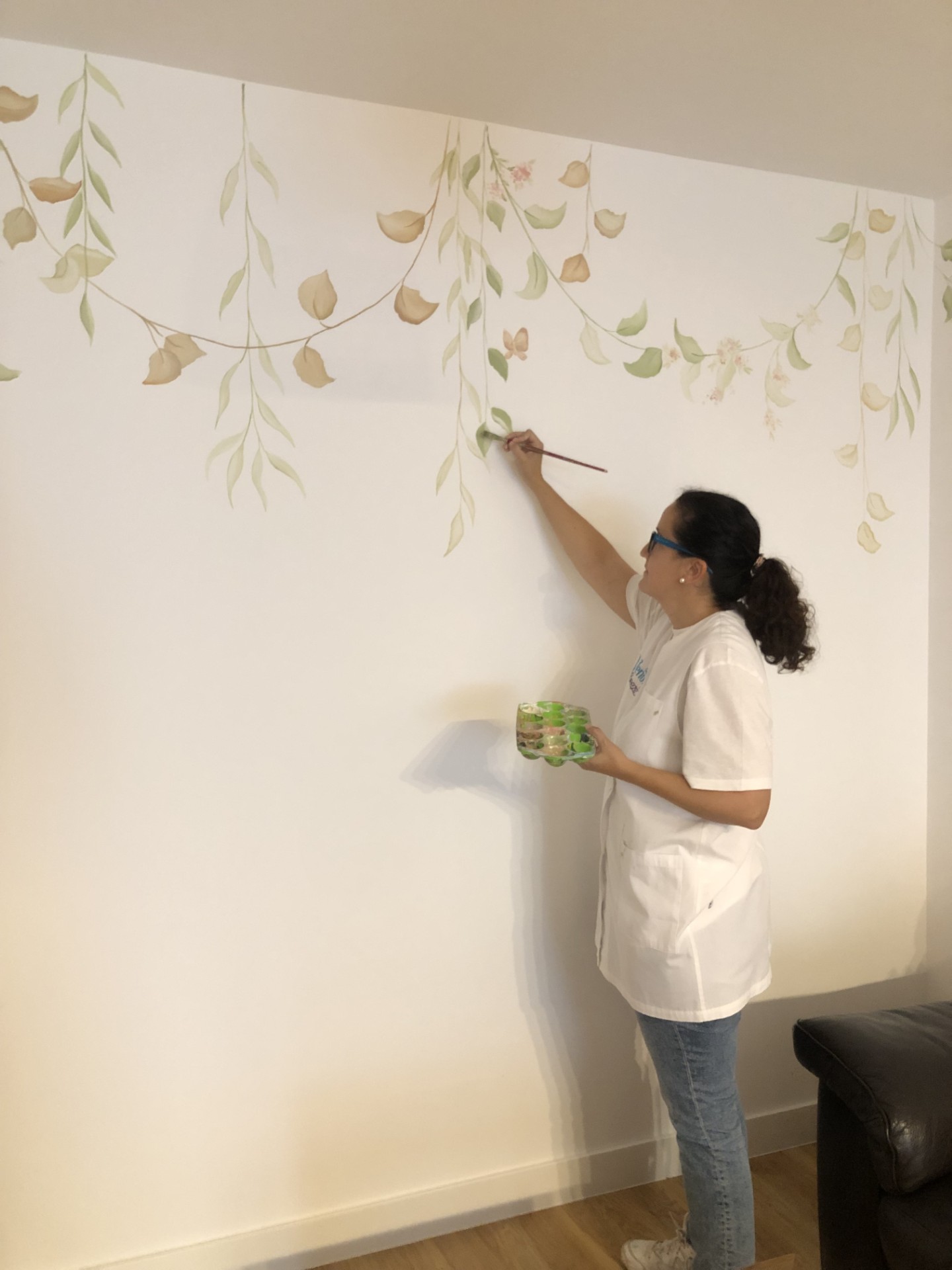 te pinto flores y hojas en las paredes de tu casa