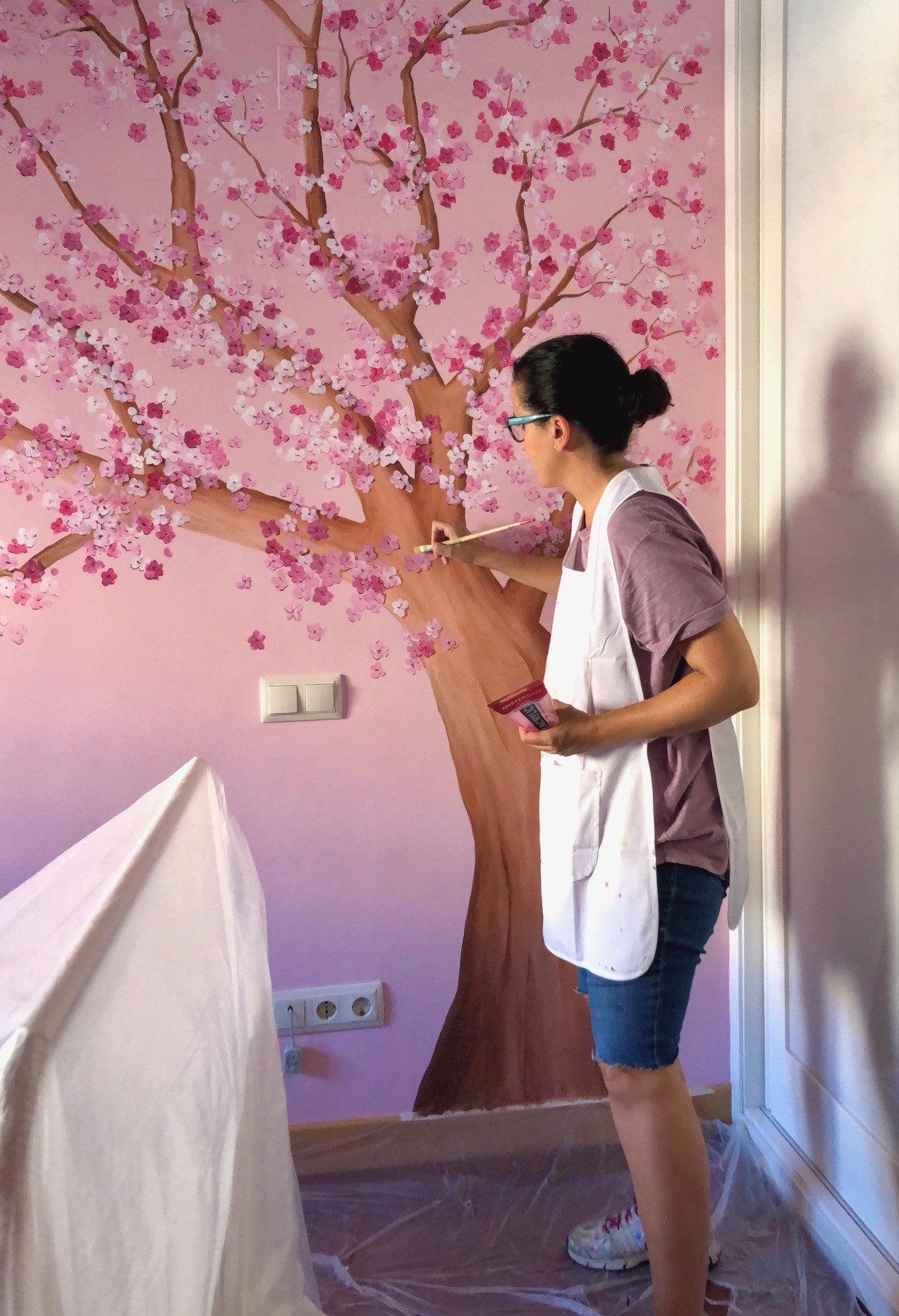cerezo en flor dibujado en pared a mano decorar la habitacion del bebe con dibujo en paredes
